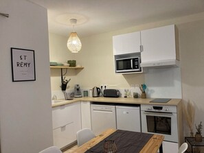 Réfrigérateur, four à micro-ondes, un four, surface de cuisson
