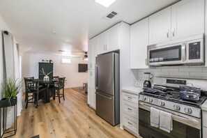 Fridge, microwave, oven, stovetop - Charming private home sleeps 6 in Spring Branch with a large fenced yard, fast WiFi, smart TVs, and ample parking—easy access to the Heights & Downtown. Includes a primary king ensuite for added privacy. (Houston)