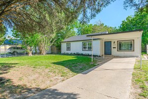 Exterior - Charming private home sleeps 6 in Spring Branch with a large fenced yard, fast WiFi, smart TVs, and ample parking—easy access to the Heights & Downtown. Includes a primary king ensuite for added privacy. (Houston)