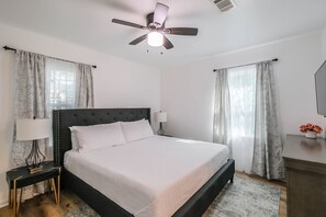 Iron/ironing board, WiFi, bed sheets - Lovely 3 bedroom home near Downtown & Heights, Pet Friendly (Houston)