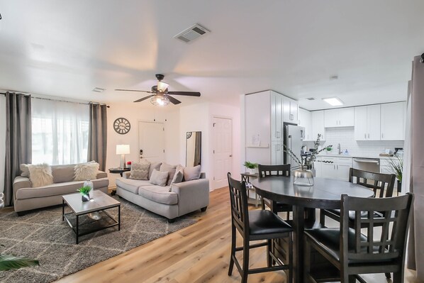 Smart TV - Lovely 3 bedroom home near Downtown & Heights, Pet Friendly (Houston)