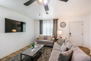 Smart TV - Lovely 3 bedroom home near Downtown & Heights, Pet Friendly (Houston)