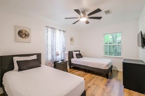Iron/ironing board, WiFi, bed sheets - Charming private home sleeps 6 in Spring Branch with a large fenced yard, fast WiFi, smart TVs, and ample parking—easy access to the Heights & Downtown. Includes a primary king ensuite for added privacy. (Houston)