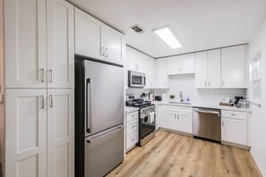 Fridge, microwave, oven, stovetop - Lovely 3 bedroom home near Downtown & Heights, Pet Friendly (Houston)