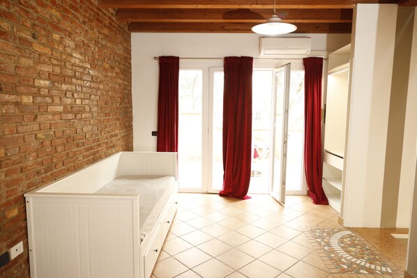 1 habitación, wifi y ropa de cama