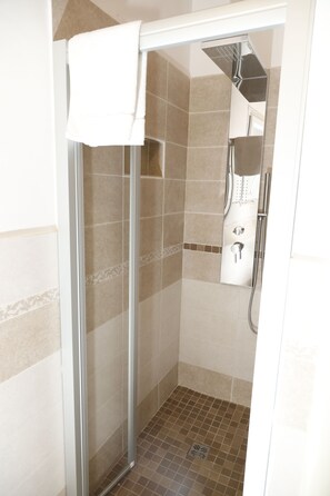 Dusche, Haartrockner, Bidet, Handtücher