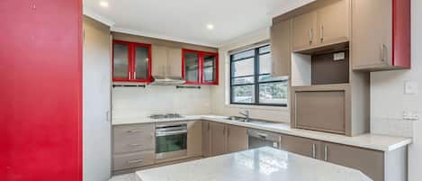 Frigorífico, microondas, horno y placa de cocina