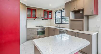 Large Comfortable Home @Woden