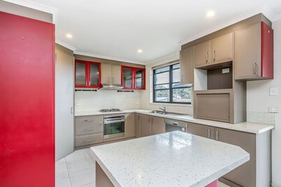 Large Comfortable Home @Woden