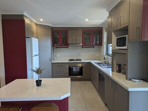 Fridge, microwave, oven, stovetop - Large Comfortable Home @Woden (Chifley)