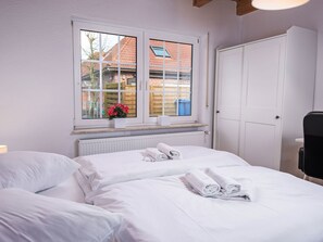 4 室のベッドルーム、デスク、WiFi、ベッドシーツ