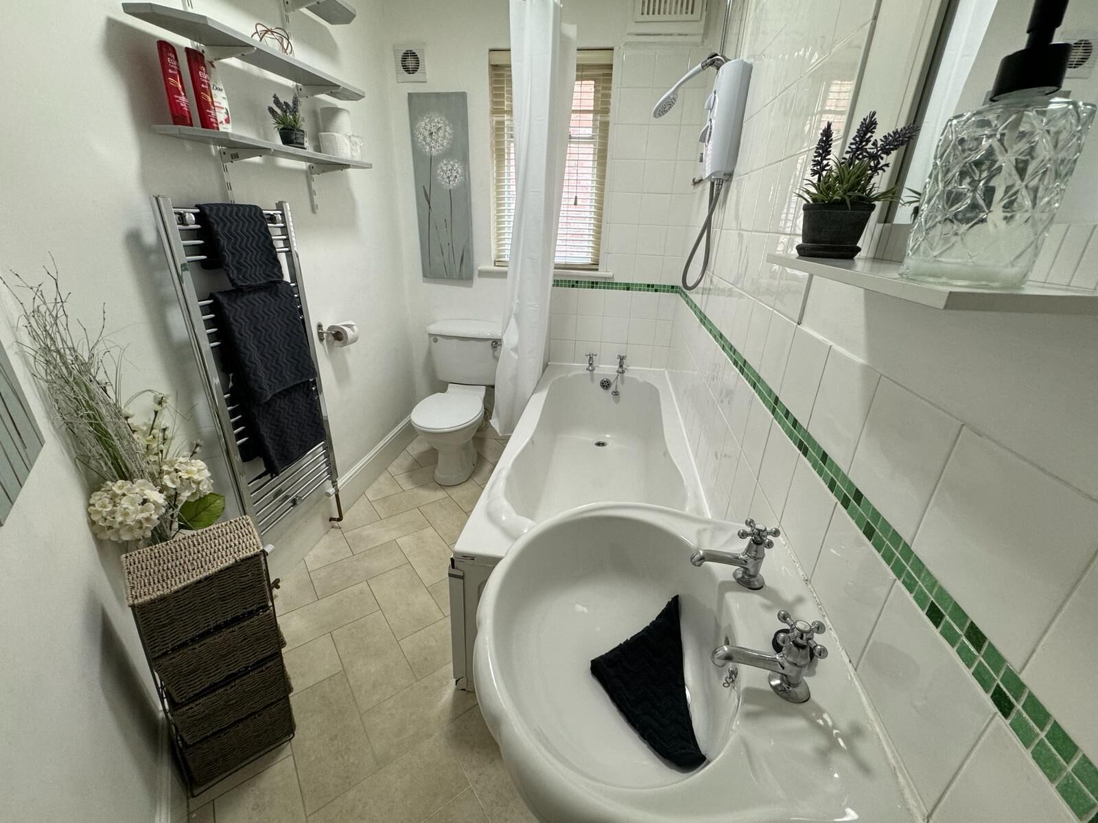 Căn hộ | Phòng tắm | Vòi sen/bồn tắm kết hợp, bồn tắm ngâm, máy sấy tóc, khăn tắm 