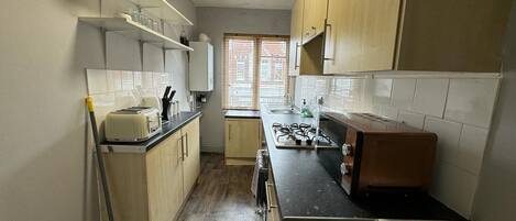 Appartement | Cuisine privée | Réfrigérateur, four à micro-ondes, un four, surface de cuisson