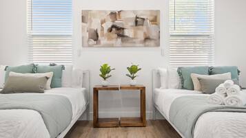 4 Schlafzimmer, Schreibtisch, Bügeleisen/Bügelbrett, Reisekinderbett