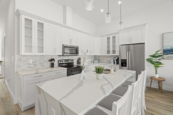 Kylskåp, mikrovågsugn, ugn och spishäll