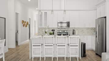 Jääkaappi, mikroaaltouuni, uuni, liesi