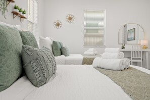 4 bedrooms, desk, travel cot, free WiFi - New Constriction House in Tampa (Tampa)