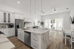 Kylskåp, mikrovågsugn, ugn och spishäll