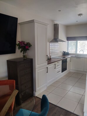 Kühlschrank, Mikrowelle, Ofen, Geschirrspüler