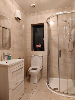Shower, hair dryer, towels, soap - Gateway to Killarney (Killarney)