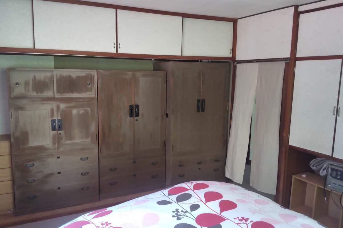 Habitación Deluxe | Espacio para trabajar con laptop y cortinas blackout