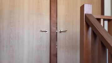 Espaço de trabalho para notebook, cortinas blackout