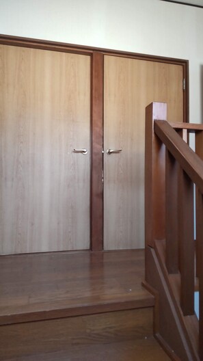 笔记本电脑工作区、遮光窗帘、熨斗/熨板、免费 WiFi