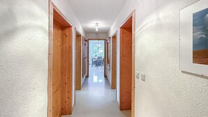 A hallway with wooden doors, a ceiling light, and a framed picture on the wall. - Ferienwohnung Hohen Wangelin (Hohen Wangelin)