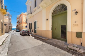 A narrow street with parked cars and buildings with balconies. - 3799 Case Aida - Casa Celeste 2P by Barbarhouse (Gallipoli)