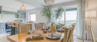 Penrhyn Isaf Dau -  an on the beach that sleeps 6 guests  in 3 bedrooms