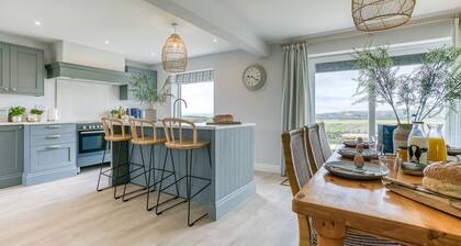 Penrhyn Isaf Dau - an on the beach that sleeps 6 guests in 3 bedrooms