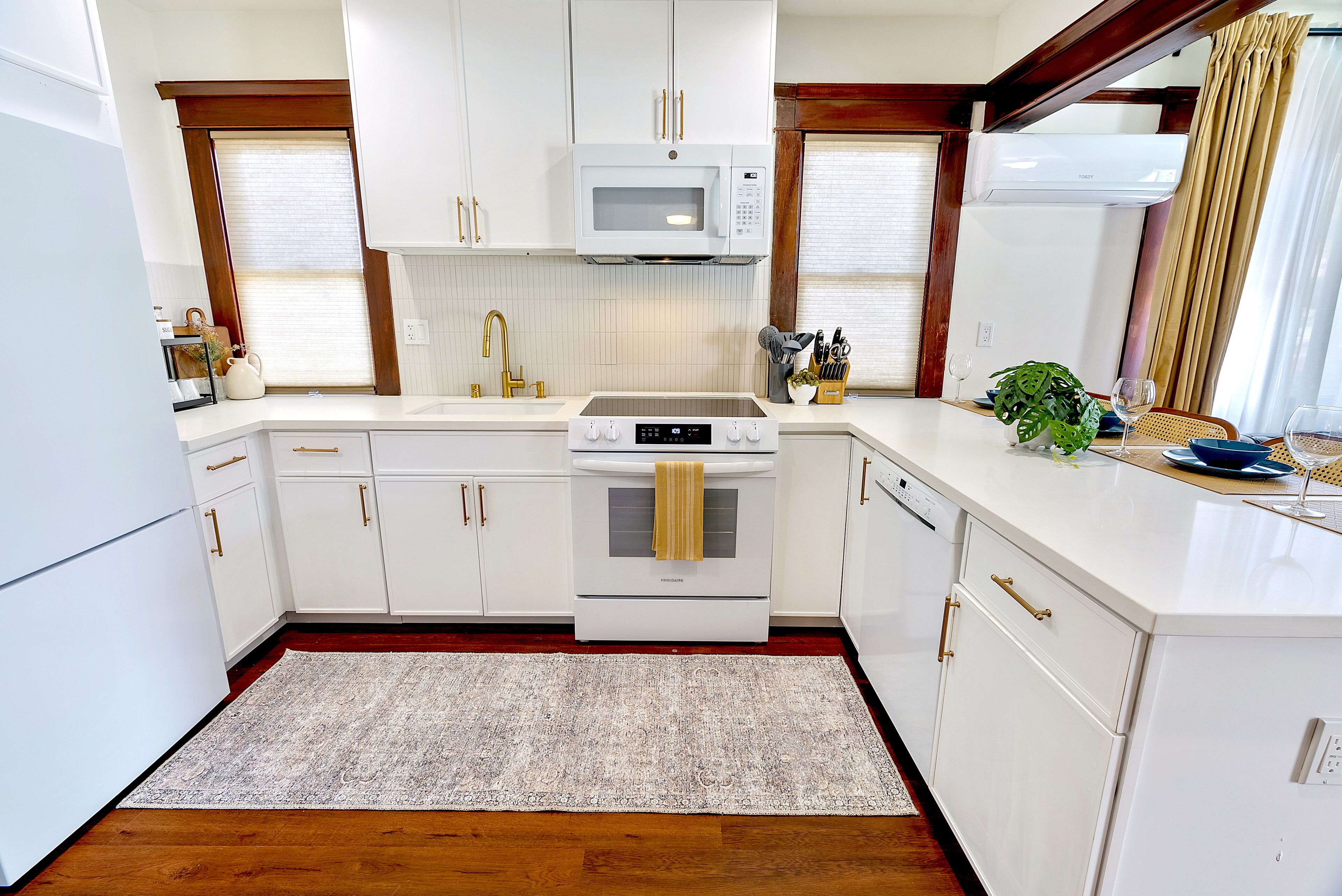 Een koelkast, een magnetron, een oven, een kookplaat