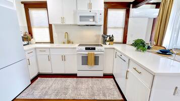 Een koelkast, een magnetron, een oven, een kookplaat