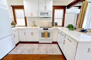 Een koelkast, een magnetron, een oven, een kookplaat