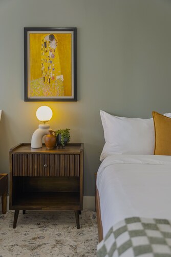 2 Bedroom Craftsman:KING Bed:Office:Views:Parking::Between Disney/Universal