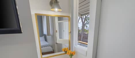 2 chambres, bureau, fer et planche à repasser, lit parapluie