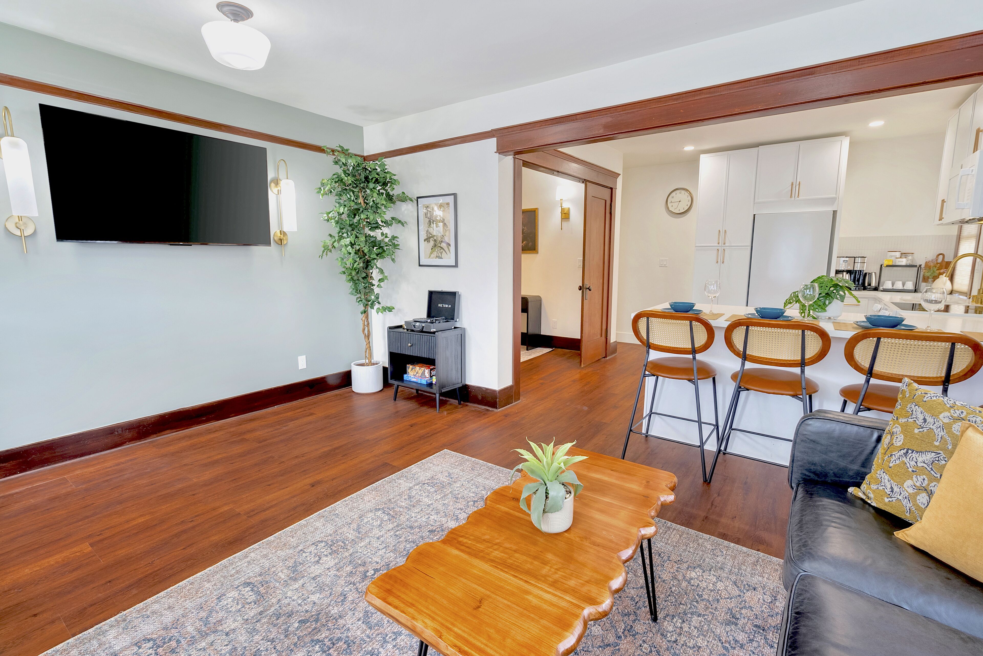 Een smart-tv, boeken en een stereo