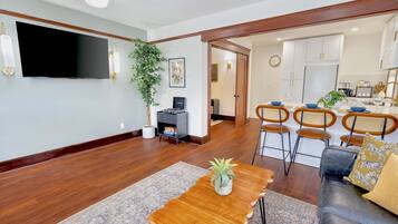 Een smart-tv, boeken en een stereo