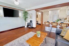 Een smart-tv, boeken en een stereo