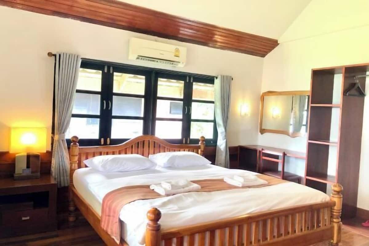 1 bedroom, premium bedding, pillow-top beds, desk