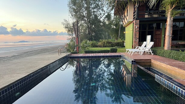 An infinity pool with a clear view of the beach and ocean. - The Chevalley beach resort  (Thung Wa)