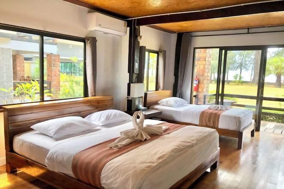 1 bedroom, premium bedding, pillow-top beds, desk