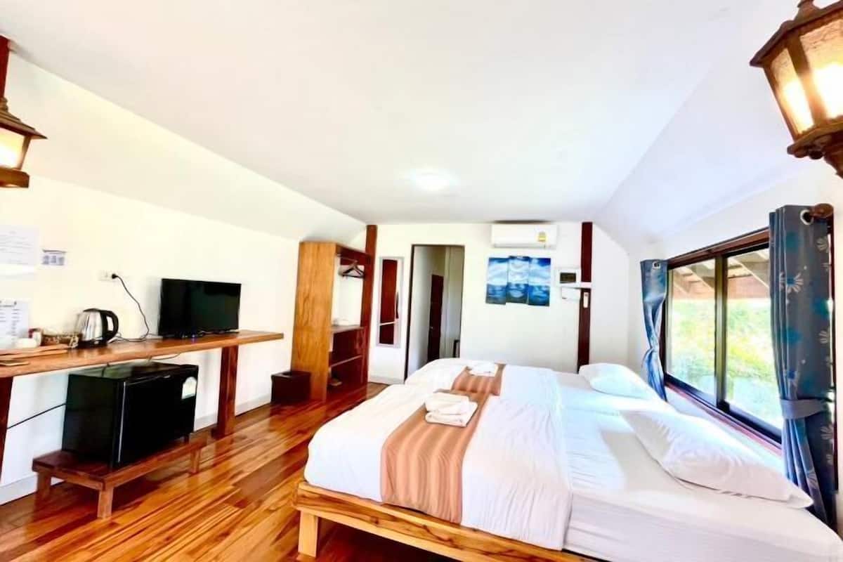 1 bedroom, premium bedding, pillow-top beds, desk