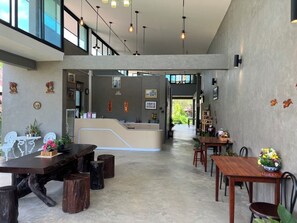 Coin salon dans le hall