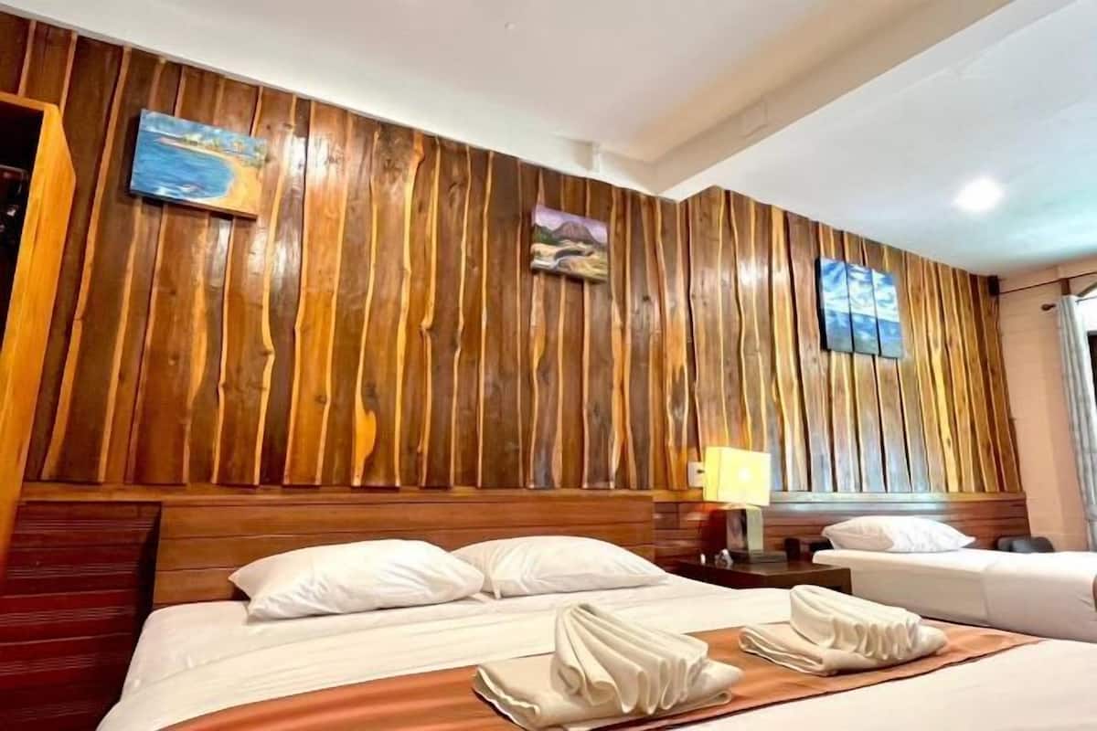 1 bedroom, premium bedding, pillow-top beds, desk