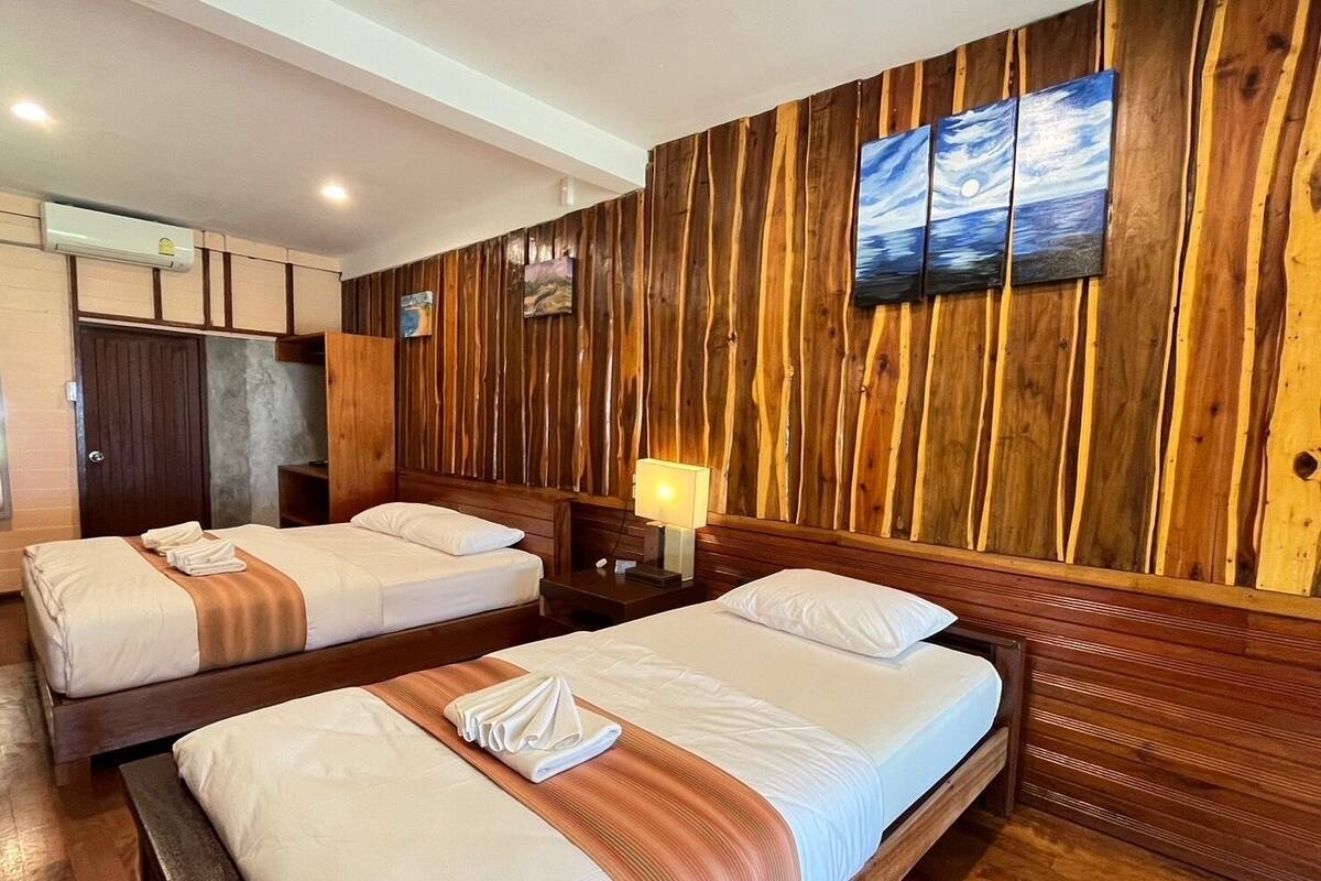 Ropa de cama de alta calidad, colchones con pillow-top y escritorio