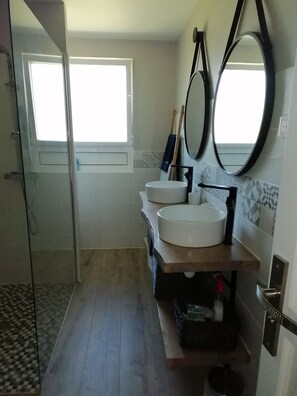 Shower, hair dryer, soap - Gite Marie Rose (Alvignac)