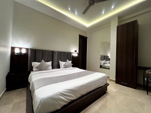 Executive Room | Desk, free WiFi, bed sheets