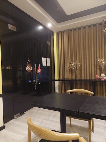 Daily cooked-to-order breakfast (PHP 288 per person)