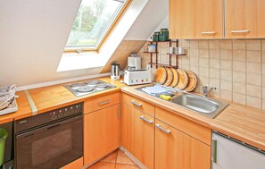 Fridge, oven, stovetop - Ferienwohnung Walow Strietfeld (Walow OT Strietfeld)